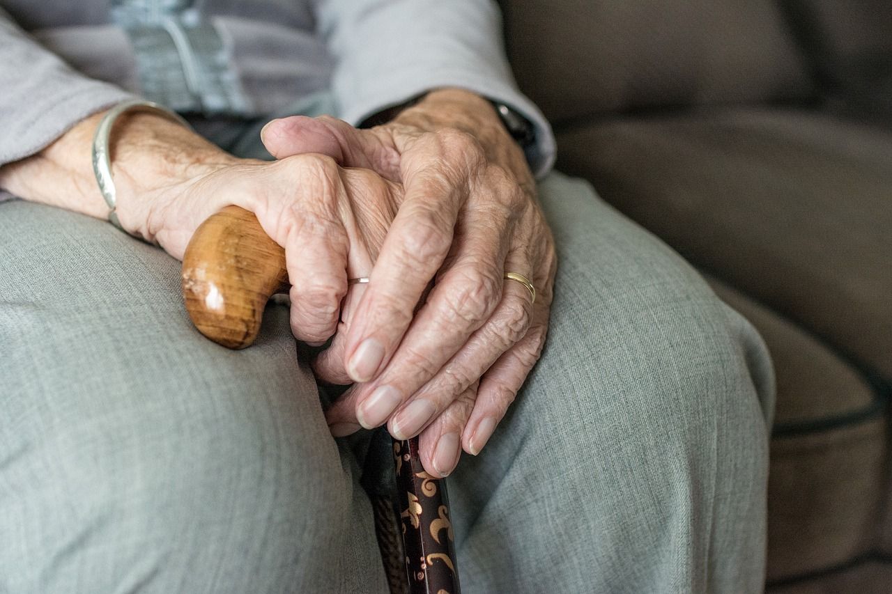 Jak zapewnić opiekę starszej osobie?