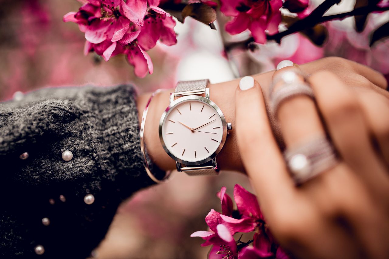 Jak wybrać modny zegarek na prezent dla kobiety?