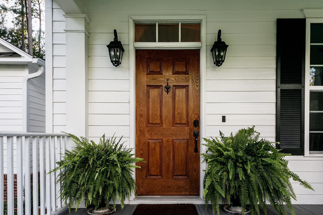 Stalowe czy drewniane – jakie drzwi wybrać do domu?