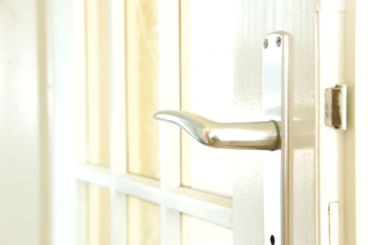 Ozdobne czy klasyczne – jakie klamki zamontować przy drzwiach wewnętrznych?