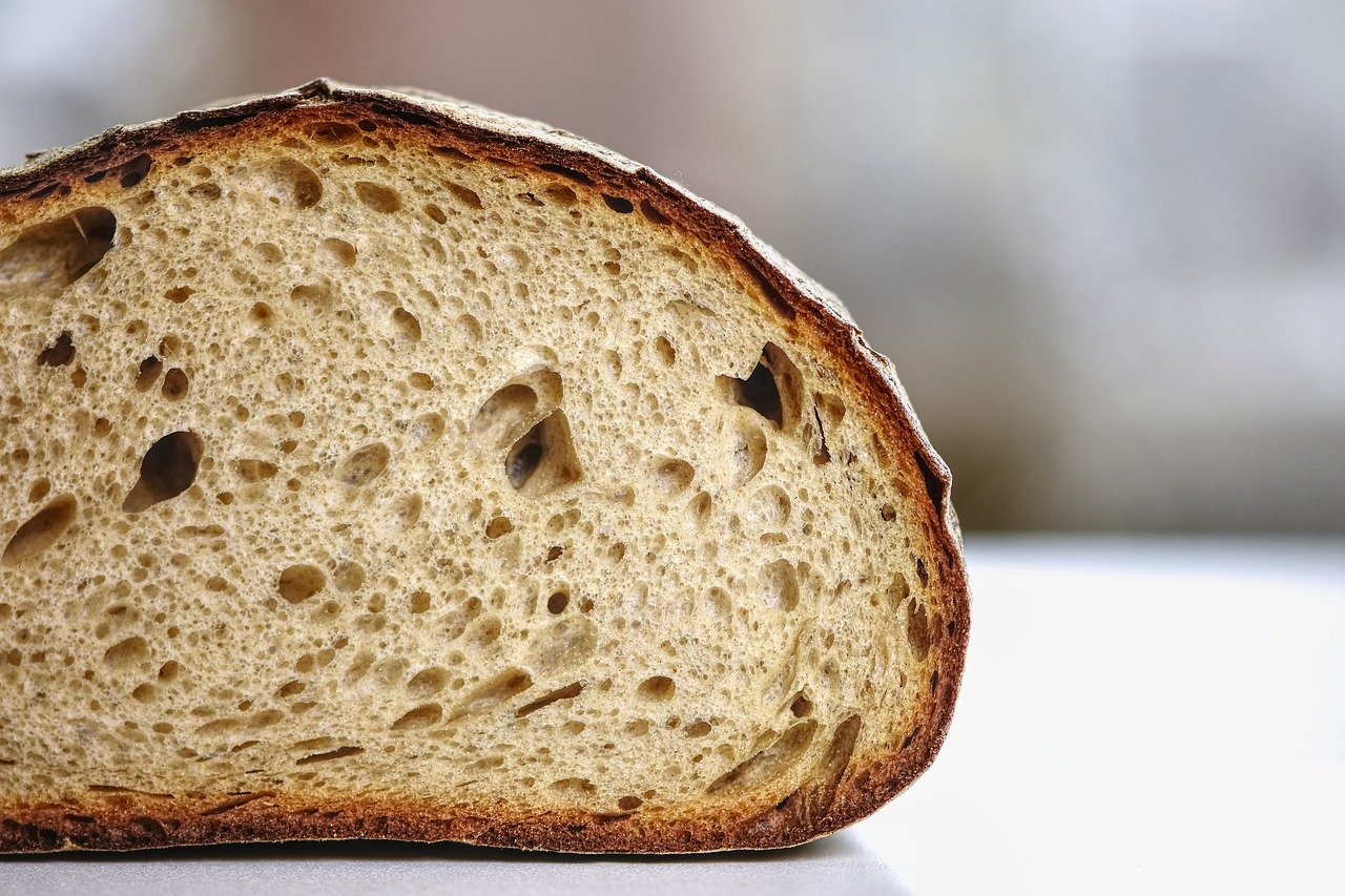 W jakich miejscach może okazać się przydatna krajalnica do chleba?