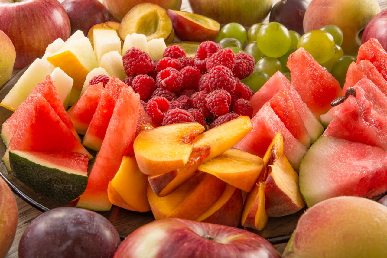 Jakie są zalety jedzenia sezonowych warzyw i owoców?